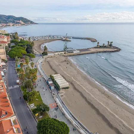 Indaco Sul Mare Fronte Mare/ Passeggiata شقة دْيانو مارينا